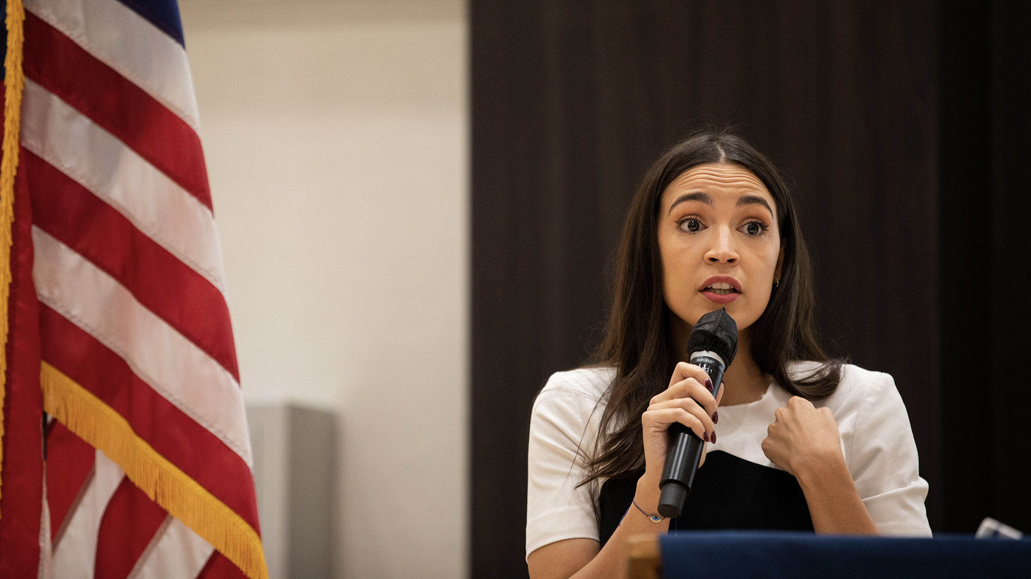 Ocasio-Cortez pide a la administración de Biden que disminuya el proceso de otorgar permisos de trabajos para solicitantes de asilo.